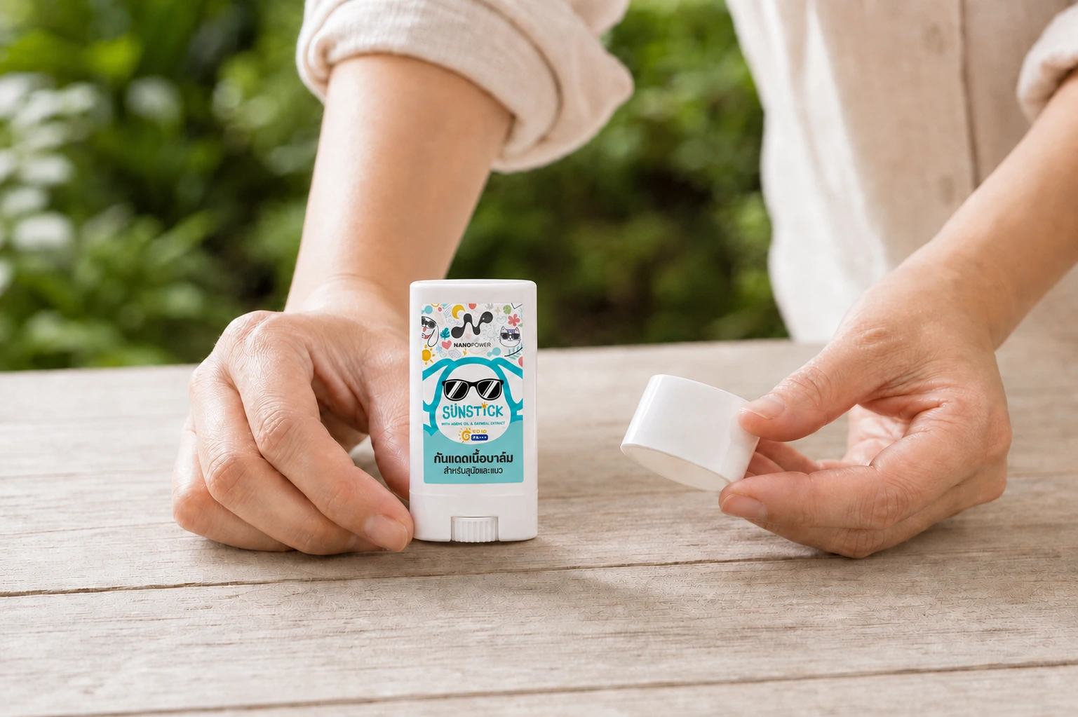 เตรียม Sun Stick ทรงรีแบนพร้อมฝาและวงล้อหมุนที่ฐาน